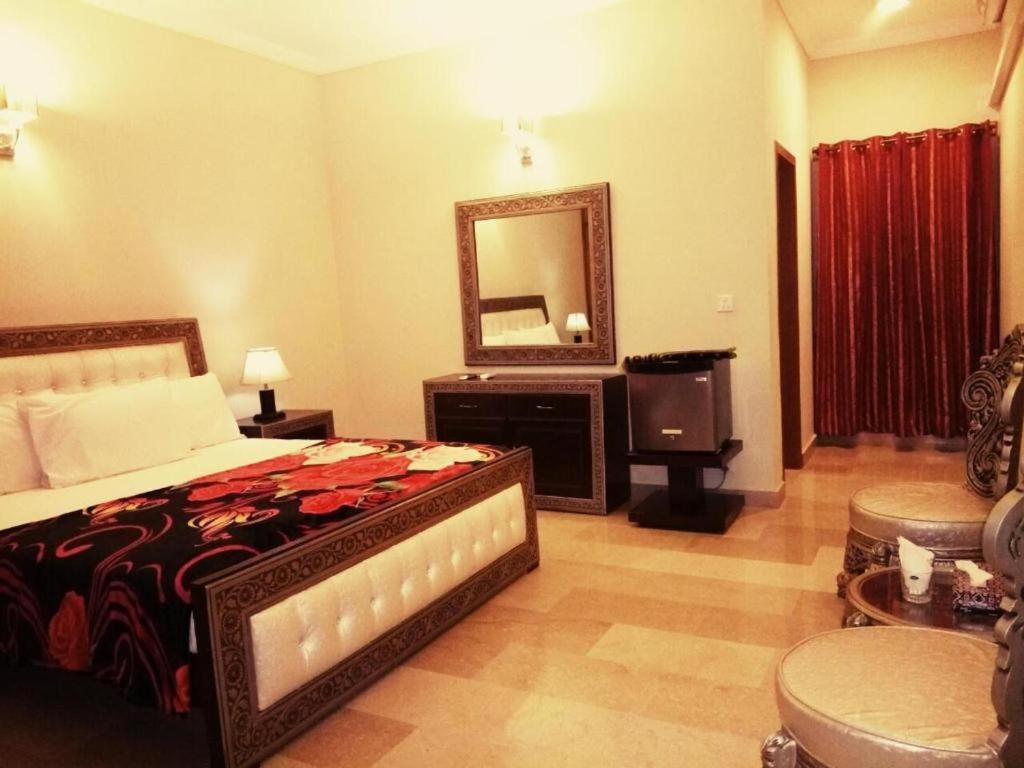 Royal Galaxy Bed & Breakfast Islamabad - For Families Only Kültér fotó