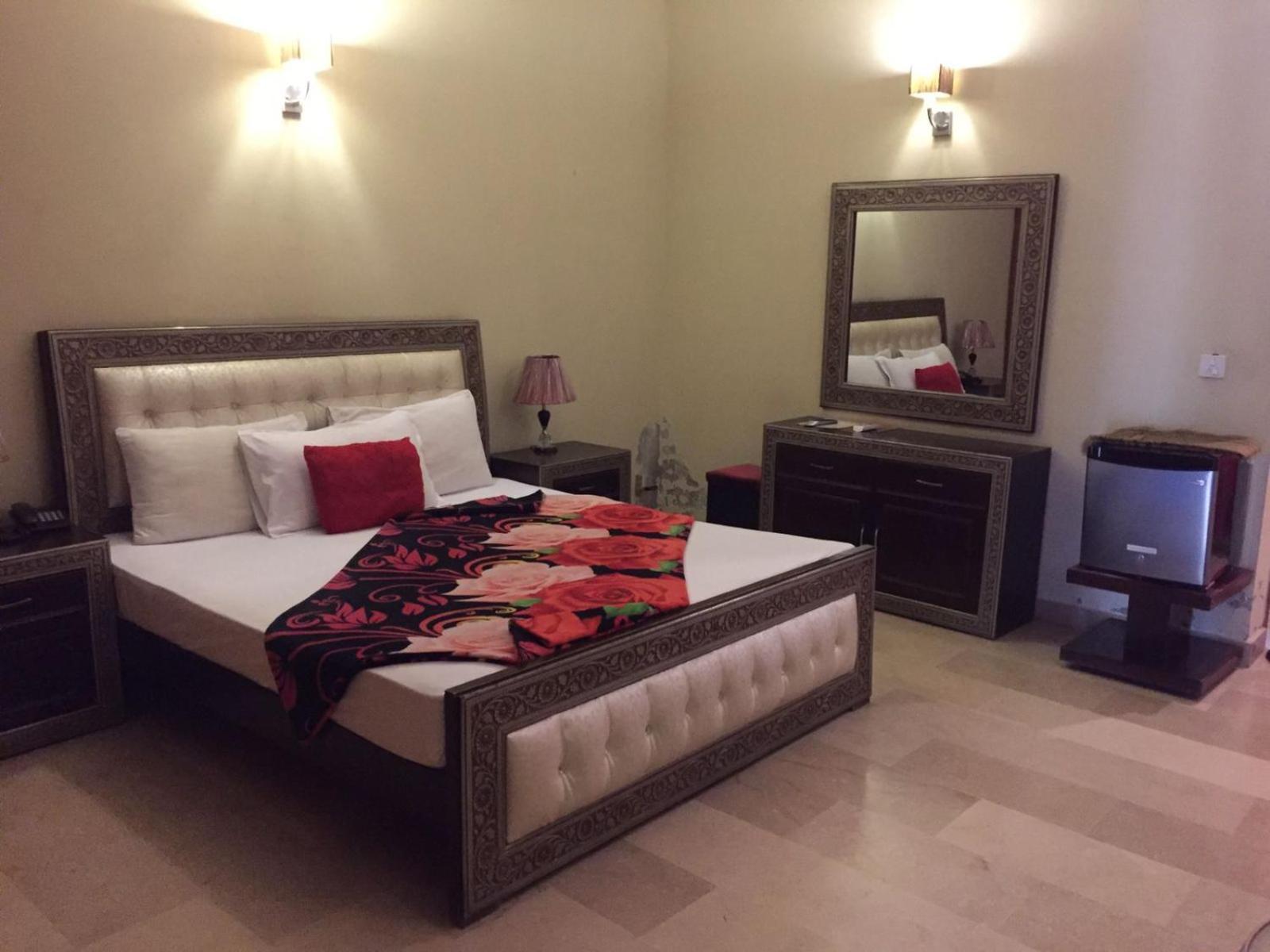 Royal Galaxy Bed & Breakfast Islamabad - For Families Only Kültér fotó