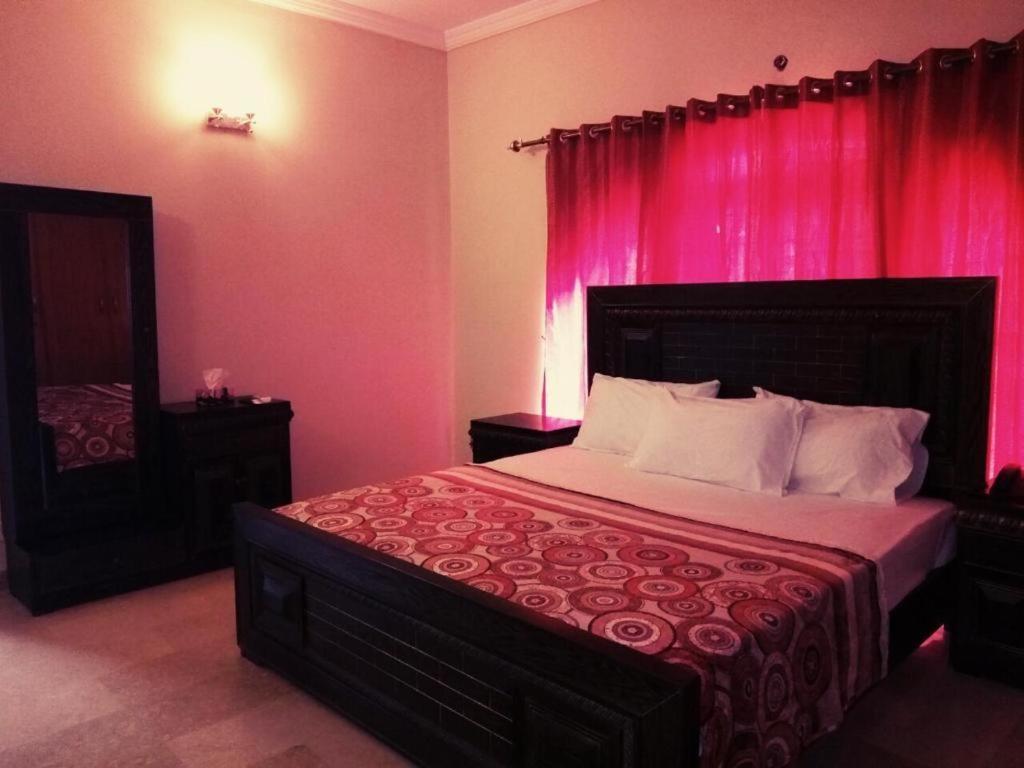 Royal Galaxy Bed & Breakfast Islamabad - For Families Only Kültér fotó